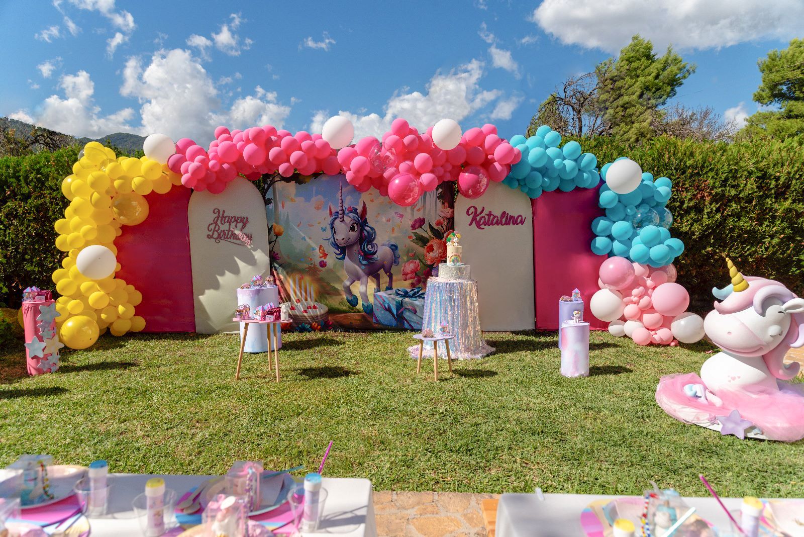 Colorful themed birthday party for children in Mallorca with decorations and entertainment - Phantasie Events